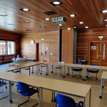 binnenzijde van Aula, tafels en stoelen